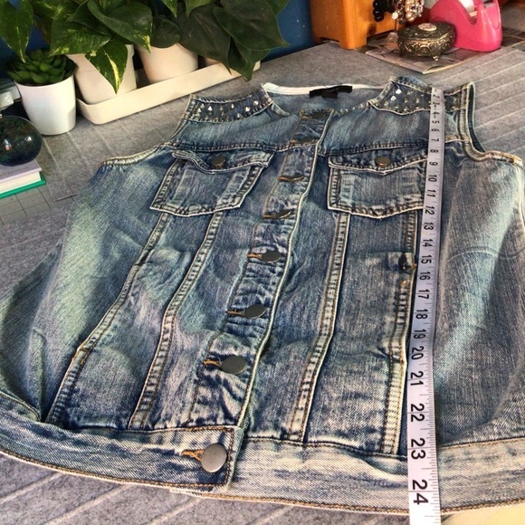 Forever 21 Denim Studded Sleeveless Women Washed Punk Vest Size Medium - Picture 2 of 8